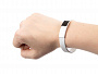 картинка Силиконовый браслет Brisky с металлическим шильдом, белый от магазина Одежда+